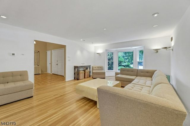 42 Cosgrove Ct, Fair Lawn Boro, NJ 07410