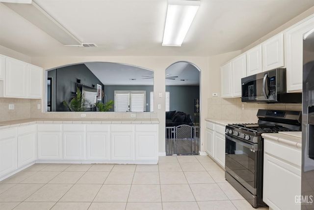 12108 Flat Iron Court, Bakersfield, CA 93312