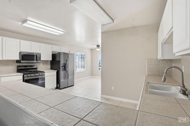 12108 Flat Iron Court, Bakersfield, CA 93312