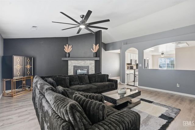 12108 Flat Iron Court, Bakersfield, CA 93312