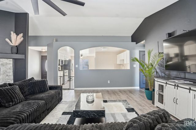 12108 Flat Iron Court, Bakersfield, CA 93312