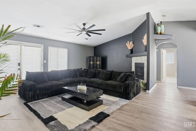 12108 Flat Iron Court, Bakersfield, CA 93312