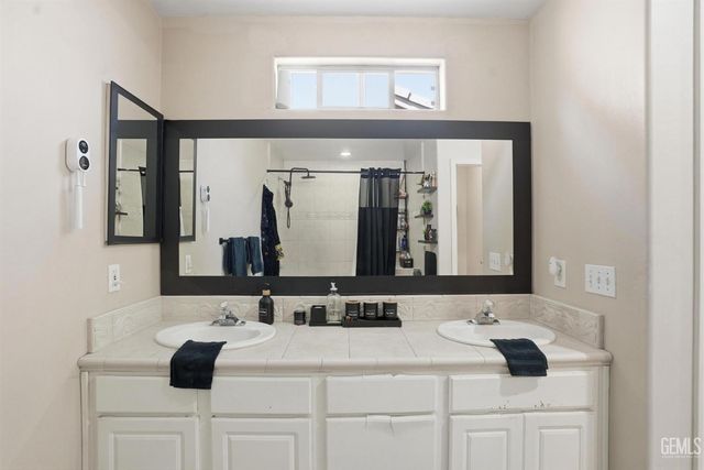 12108 Flat Iron Court, Bakersfield, CA 93312