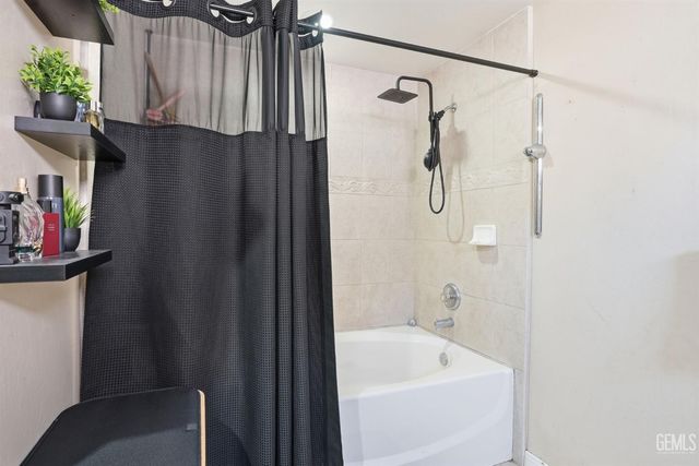 12108 Flat Iron Court, Bakersfield, CA 93312