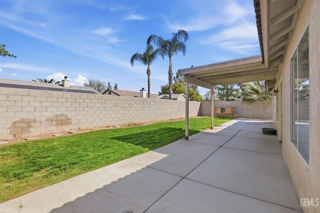 12108 Flat Iron Court, Bakersfield, CA 93312