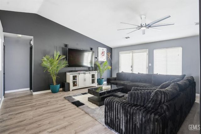 12108 Flat Iron Court, Bakersfield, CA 93312