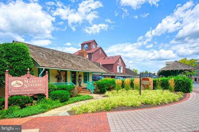 102 MAXIMILLIAN CT SW, Leesburg, VA 20175