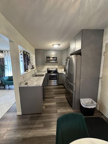 1612 Rose Hill Circle, Saint Paul, MN 55108