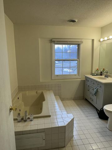 1612 Rose Hill Circle, Saint Paul, MN 55108