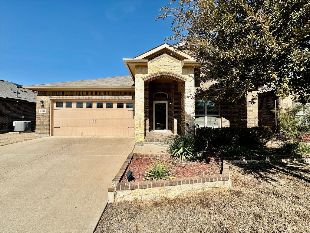 5205 Glen Meadow Drive, Arlington, TX 76001