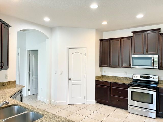 7952 HAMPTON LAKE DRIVE, Tampa, FL 33647