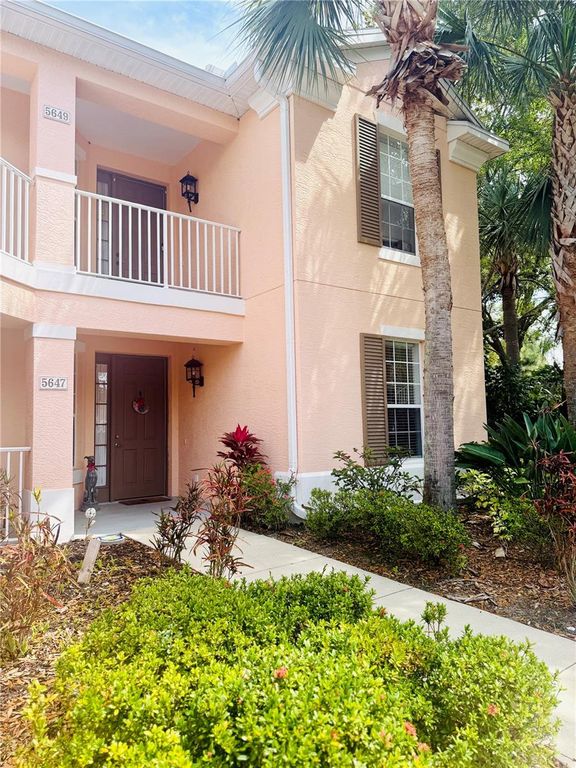 Image 5 of property listing at 5647 KEY LARGO COURT C-07, Bradenton, FL 34203