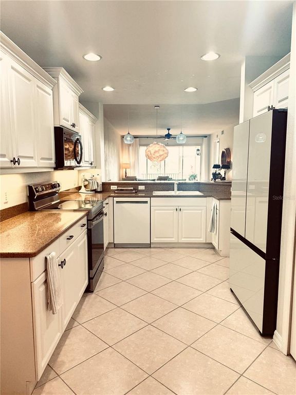 Image 9 of property listing at 5647 KEY LARGO COURT C-07, Bradenton, FL 34203