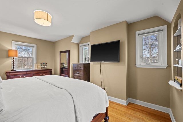 4975 N Hollywood AVENUE, Whitefish Bay, WI 53217