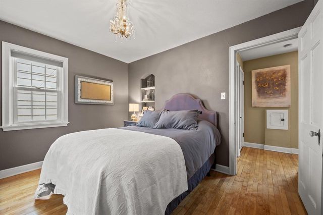 4975 N Hollywood AVENUE, Whitefish Bay, WI 53217