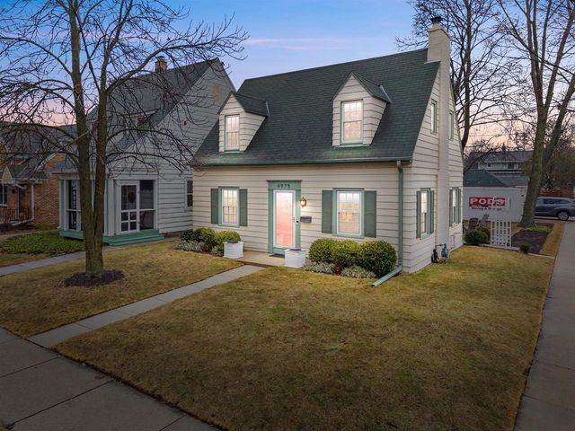 4975 N Hollywood AVENUE, Whitefish Bay, WI 53217
