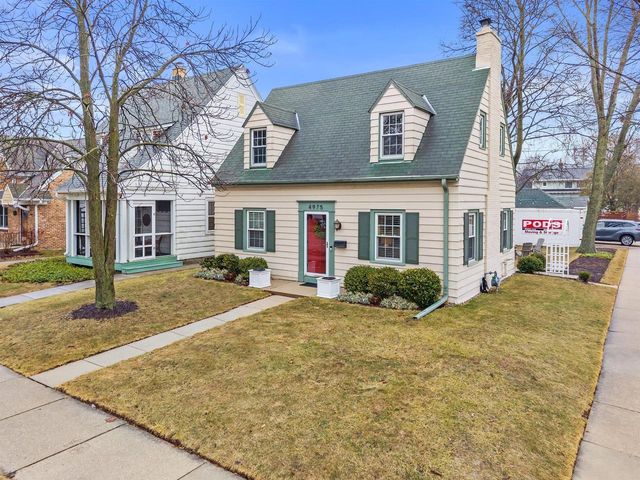 4975 N Hollywood AVENUE, Whitefish Bay, WI 53217
