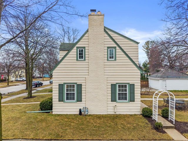 4975 N Hollywood AVENUE, Whitefish Bay, WI 53217