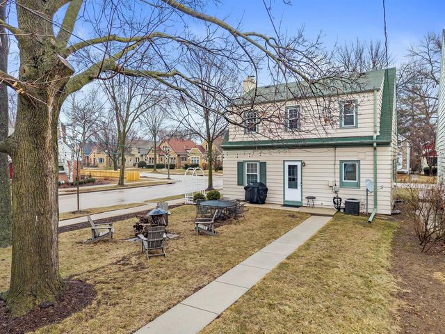 4975 N Hollywood AVENUE, Whitefish Bay, WI 53217