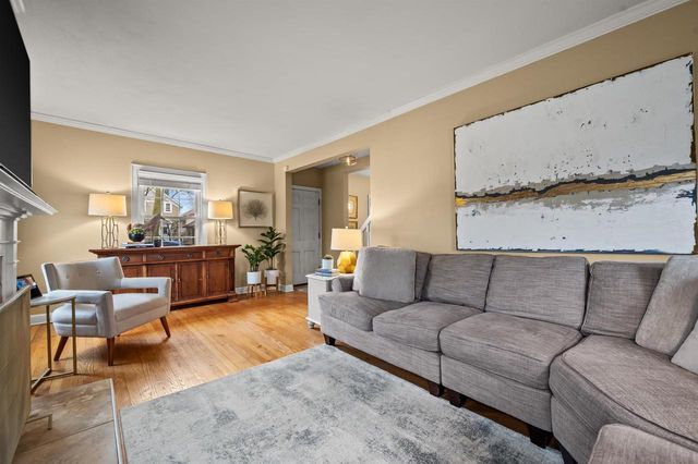 4975 N Hollywood AVENUE, Whitefish Bay, WI 53217