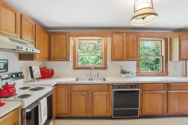 572 Massachusetts Ave, Lunenburg, MA 01462