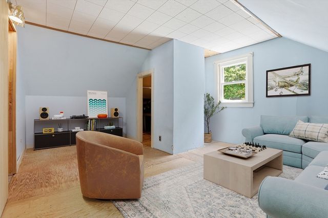 572 Massachusetts Ave, Lunenburg, MA 01462