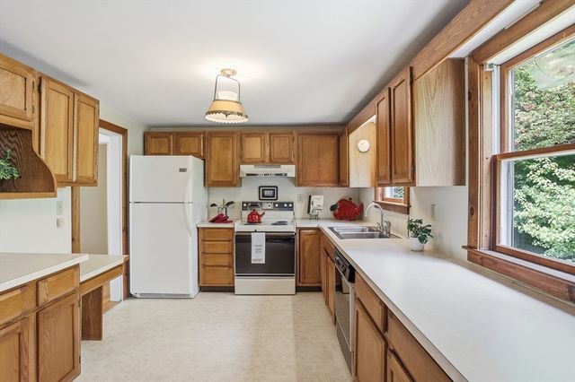 572 Massachusetts Ave, Lunenburg, MA 01462
