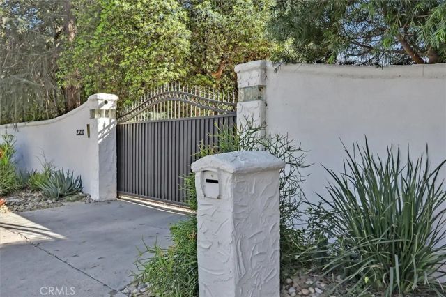 23130 Oxnard Street, Woodland Hills, CA 91367