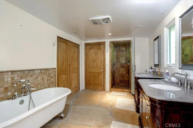 23130 Oxnard Street, Woodland Hills, CA 91367