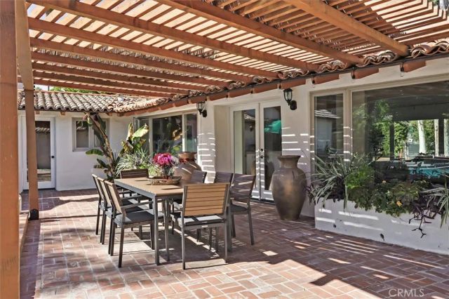 23130 Oxnard Street, Woodland Hills, CA 91367