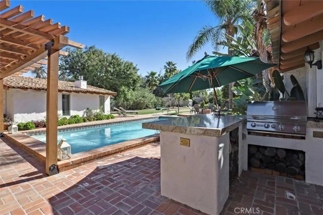 23130 Oxnard Street, Woodland Hills, CA 91367