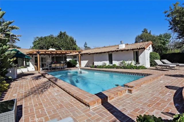 23130 Oxnard Street, Woodland Hills, CA 91367