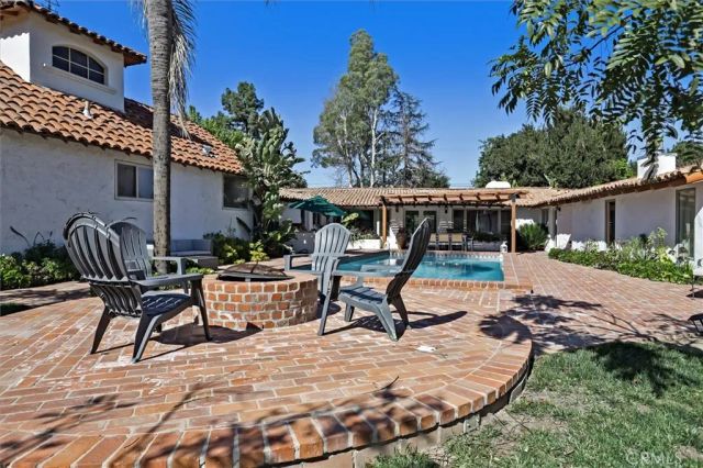 23130 Oxnard Street, Woodland Hills, CA 91367