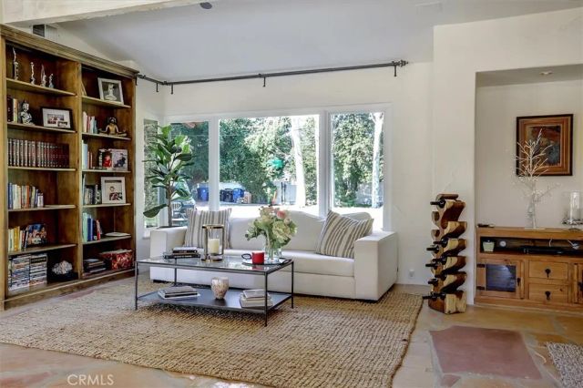 23130 Oxnard Street, Woodland Hills, CA 91367