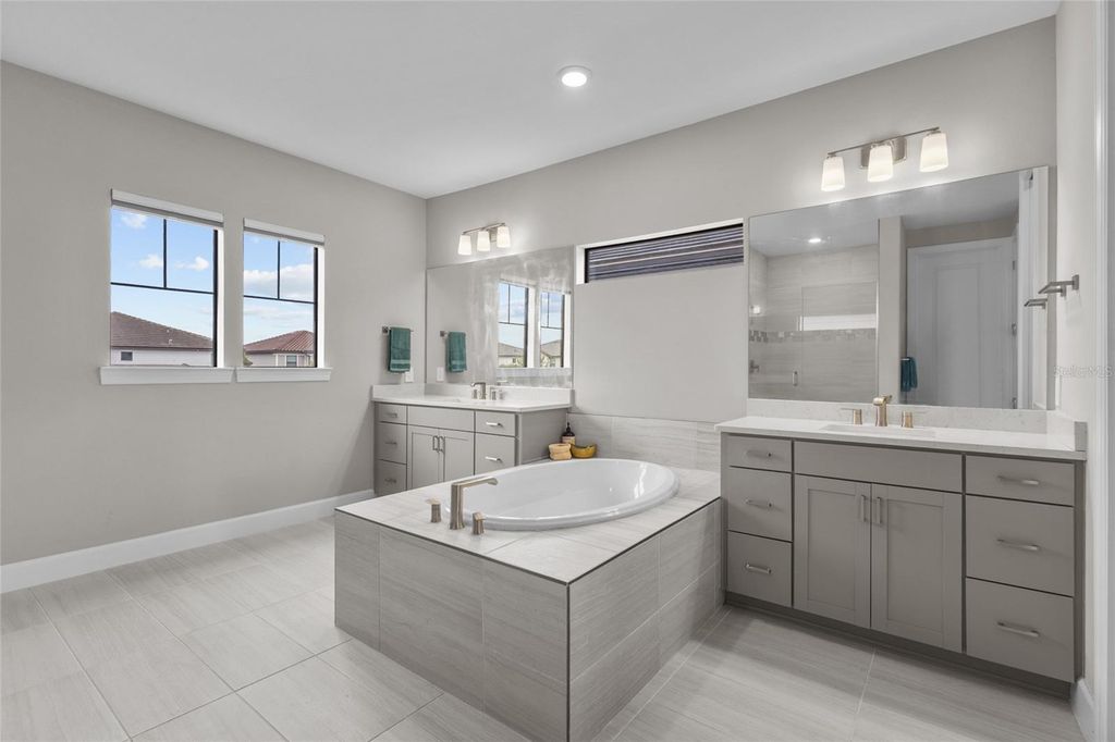 Image 25 of property listing at 5855 SILVERSIDE PINE COURT, Bradenton, FL 34211