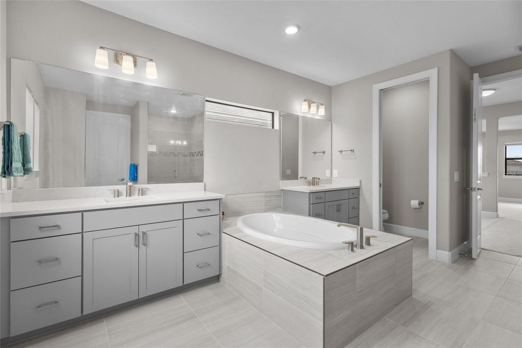 Image 26 of property listing at 5855 SILVERSIDE PINE COURT, Bradenton, FL 34211