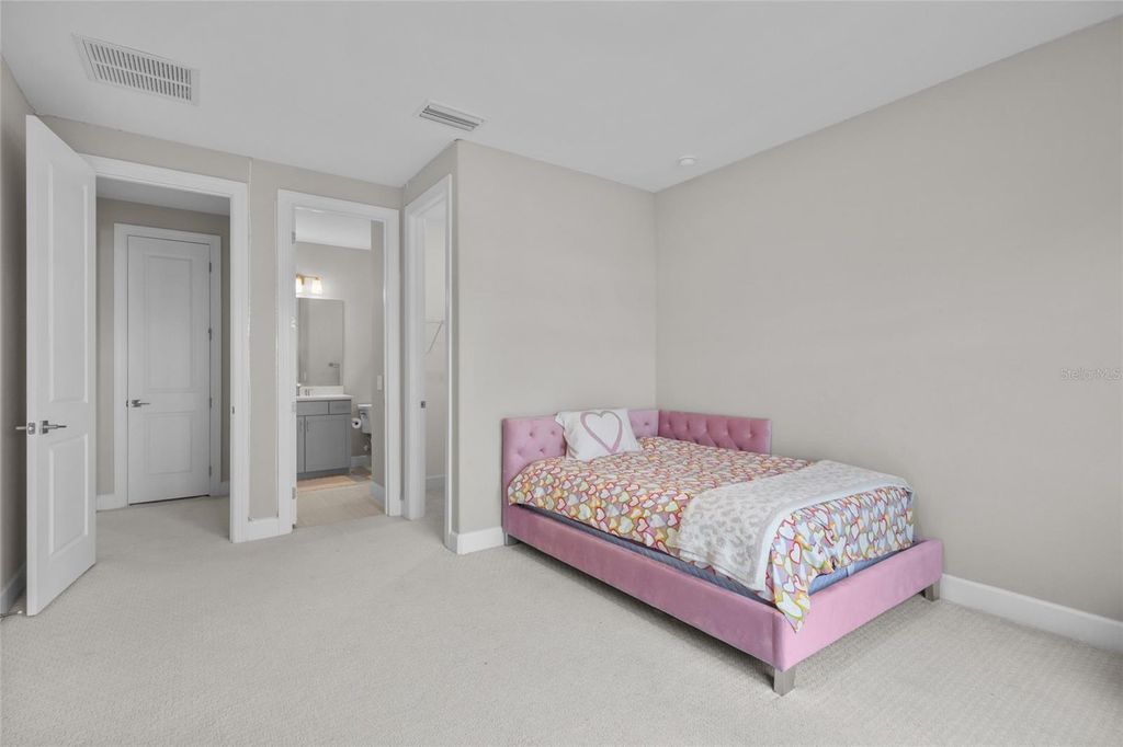 Image 33 of property listing at 5855 SILVERSIDE PINE COURT, Bradenton, FL 34211
