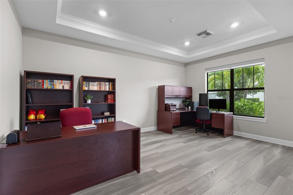 Image 6 of property listing at 5855 SILVERSIDE PINE COURT, Bradenton, FL 34211