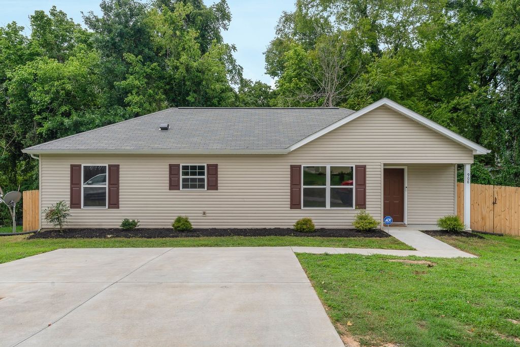 908 Mapleash Ave, Columbia, TN 38401