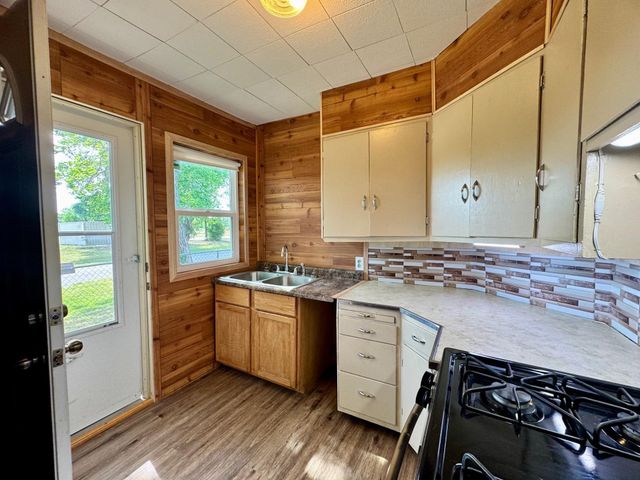 617 N Washington St, Belle Plaine, KS 67013