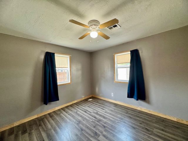 617 N Washington St, Belle Plaine, KS 67013