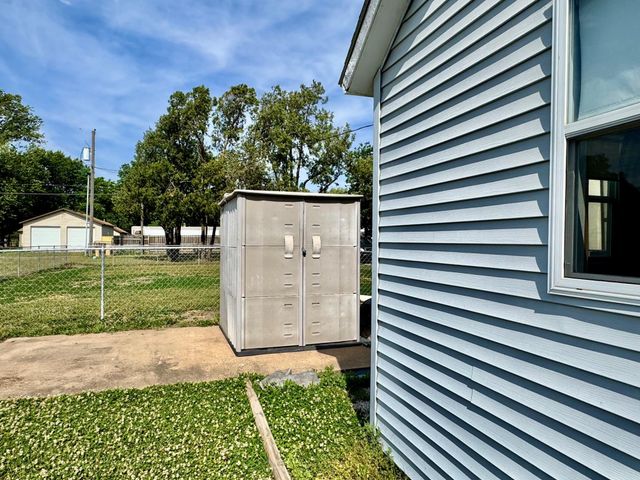 617 N Washington St, Belle Plaine, KS 67013