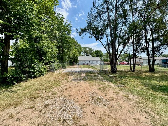 617 N Washington St, Belle Plaine, KS 67013