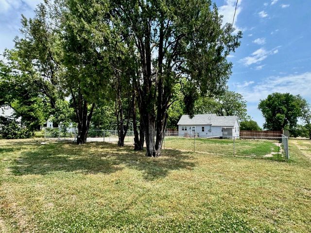 617 N Washington St, Belle Plaine, KS 67013