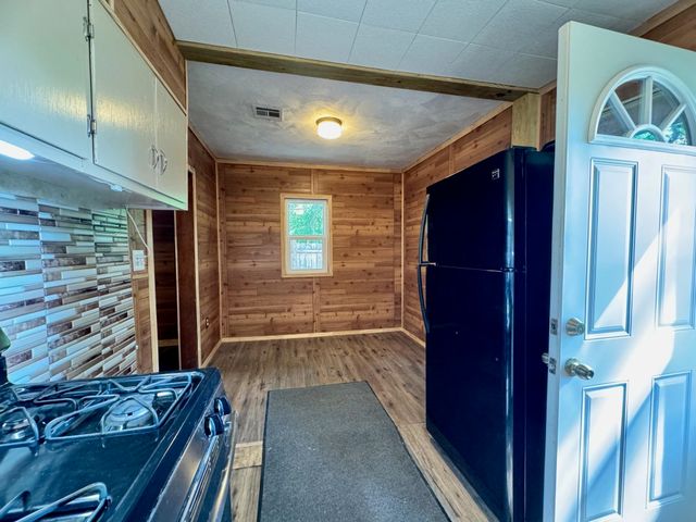 617 N Washington St, Belle Plaine, KS 67013