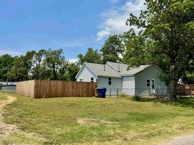 617 N Washington St, Belle Plaine, KS 67013