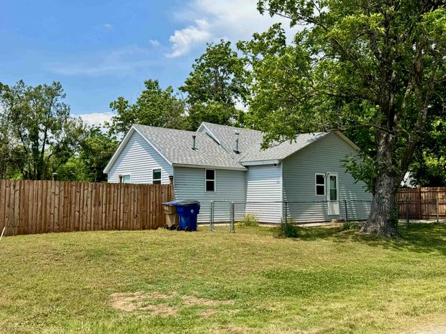 617 N Washington St, Belle Plaine, KS 67013