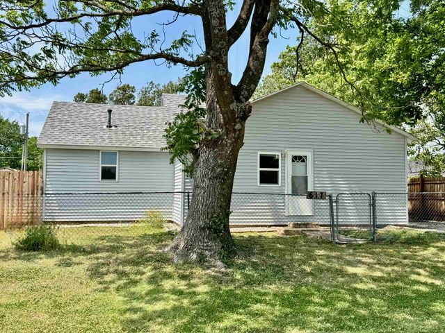 617 N Washington St, Belle Plaine, KS 67013