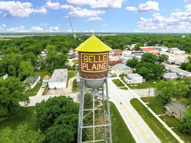 617 N Washington St, Belle Plaine, KS 67013