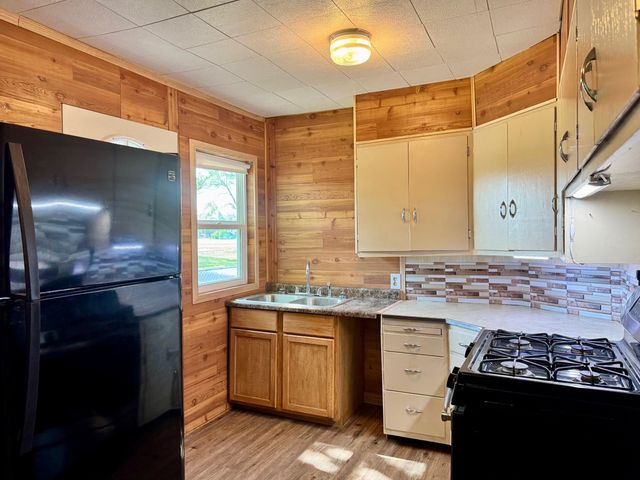 617 N Washington St, Belle Plaine, KS 67013